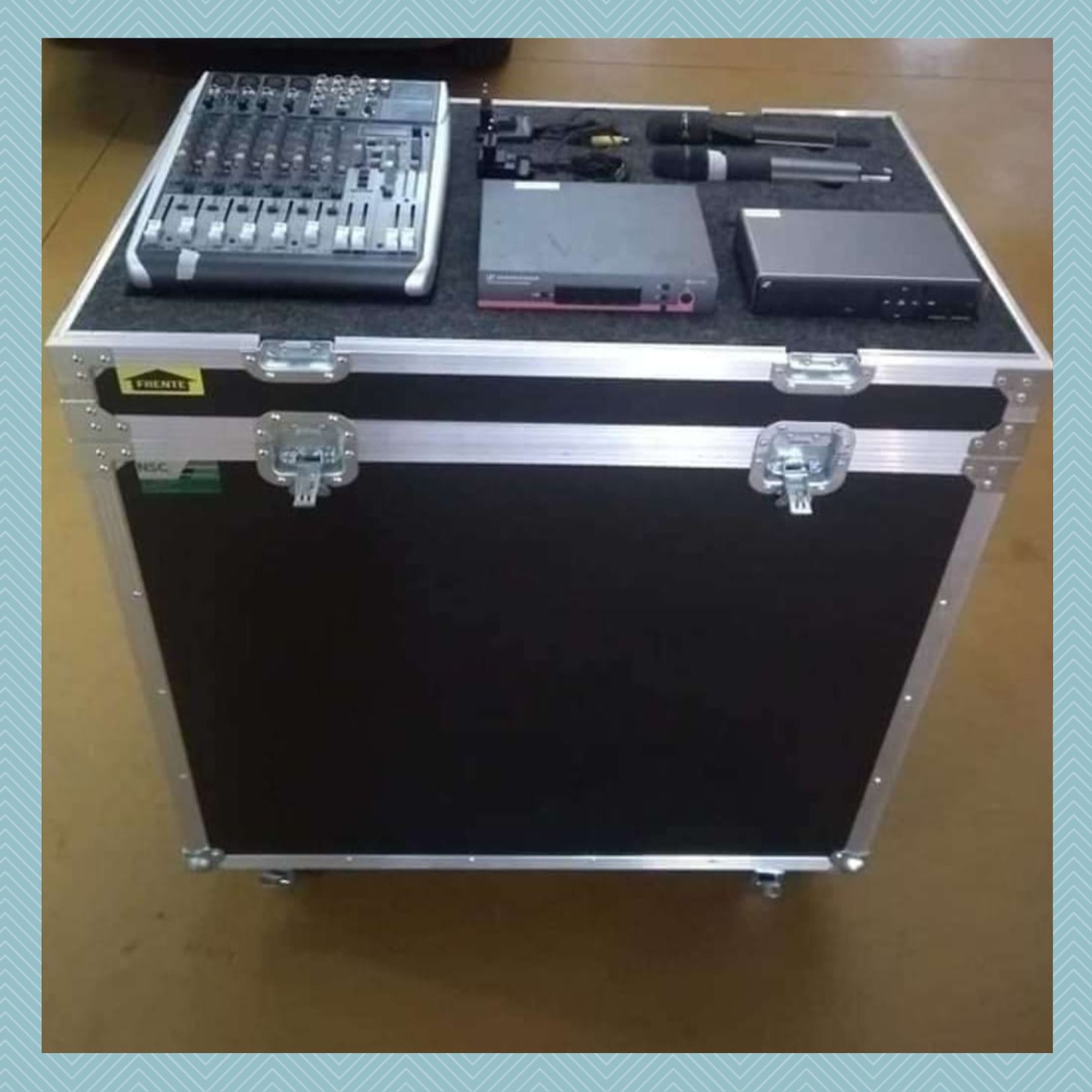 Hard Case com tampas utilizaveis mesa e microfone som new star case